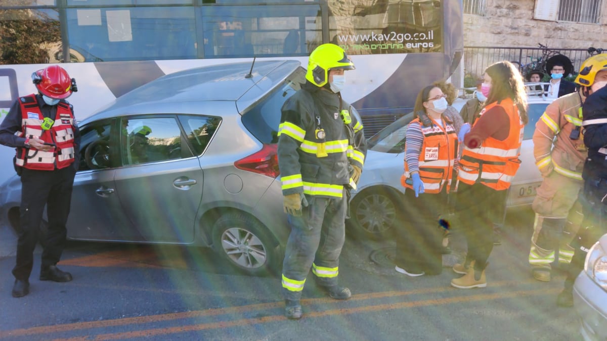 מונית, אוטובוס ורכב התנגשו ו'בר אילן' נחסם