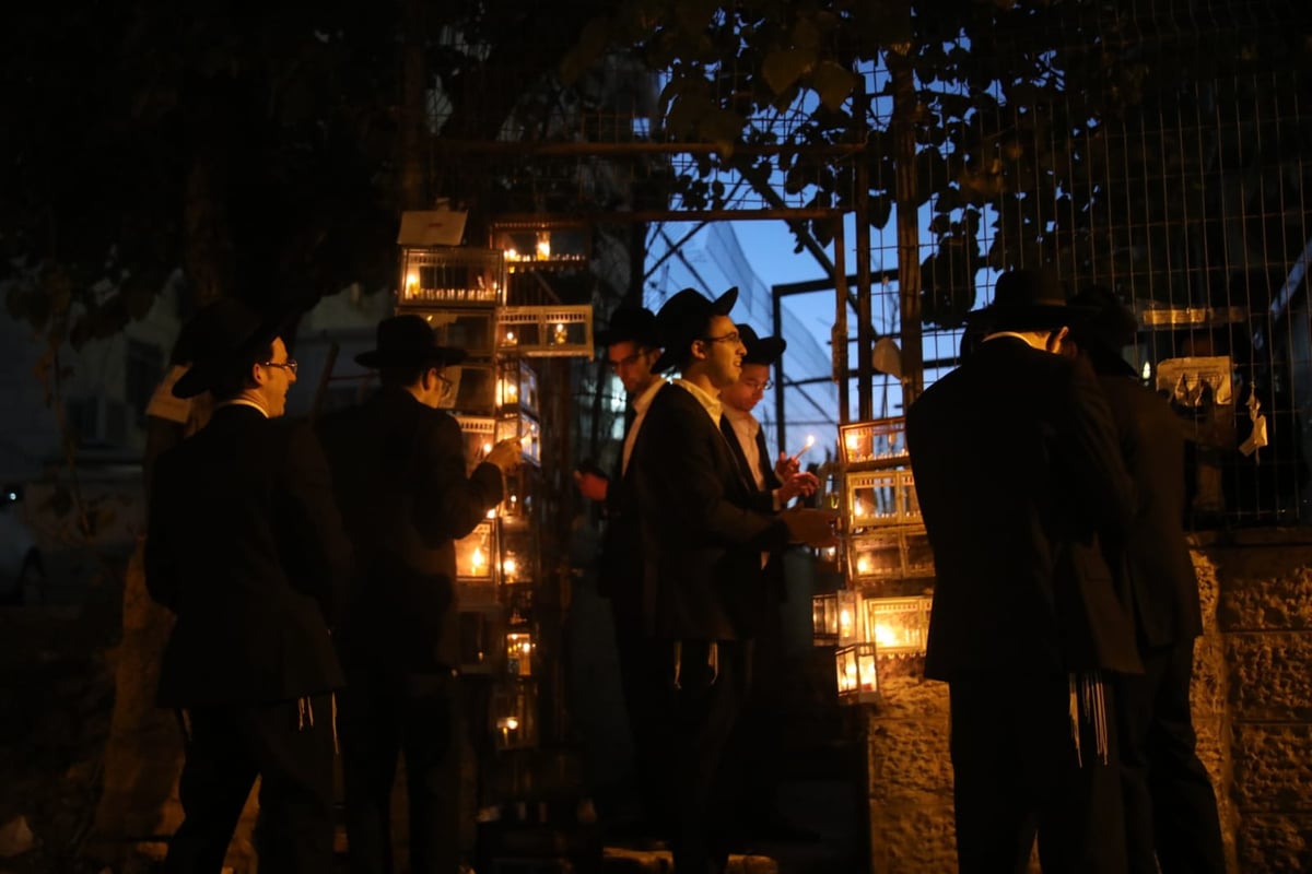 הדלקה 'בריסקאית': תלמידי הישיבה בירכו ושרו בכוונה