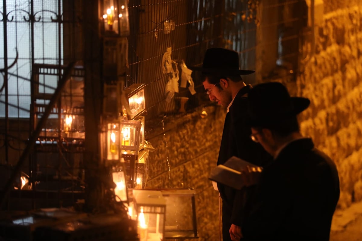 הדלקה 'בריסקאית': תלמידי הישיבה בירכו ושרו בכוונה