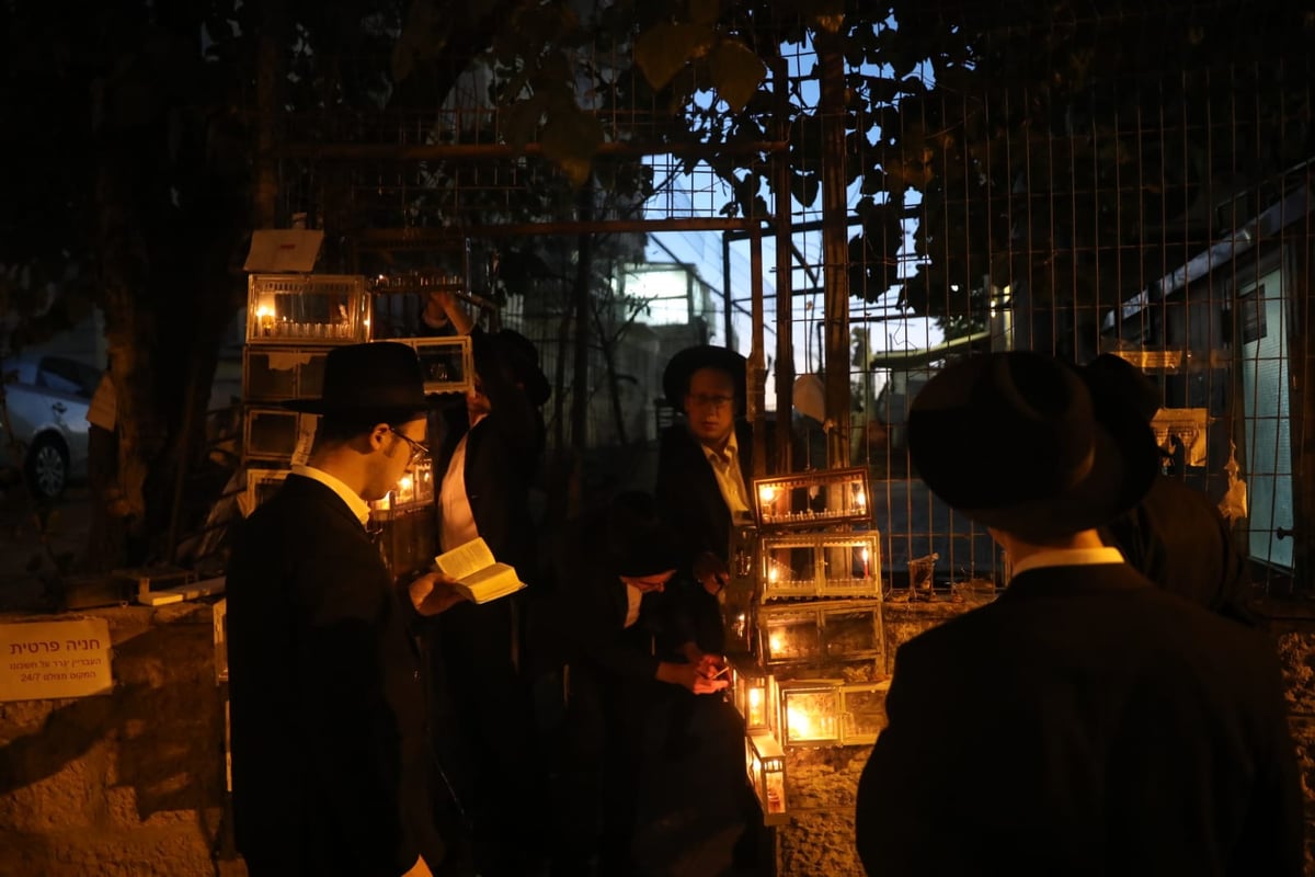 הדלקה 'בריסקאית': תלמידי הישיבה בירכו ושרו בכוונה