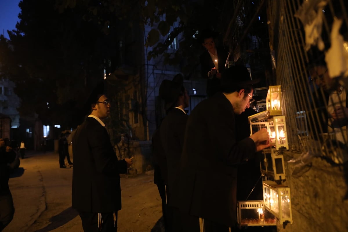 הדלקה 'בריסקאית': תלמידי הישיבה בירכו ושרו בכוונה