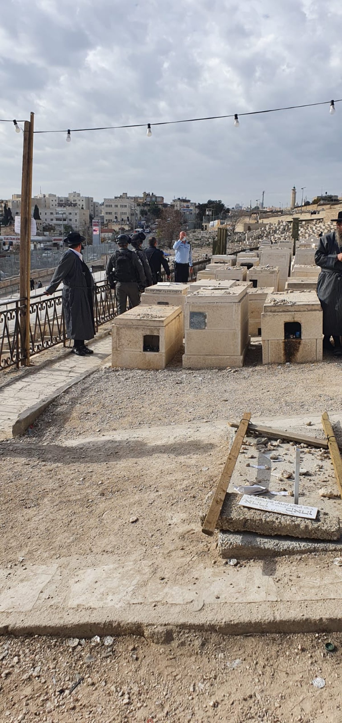 עם רימוני הלם: כוחות משטרה ניסו לפזר את התקהלות החסידים בהילולא