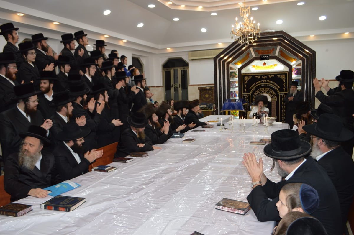 האדמו"ר מנדבורנה -ביתר הדליק נרות חנוכה