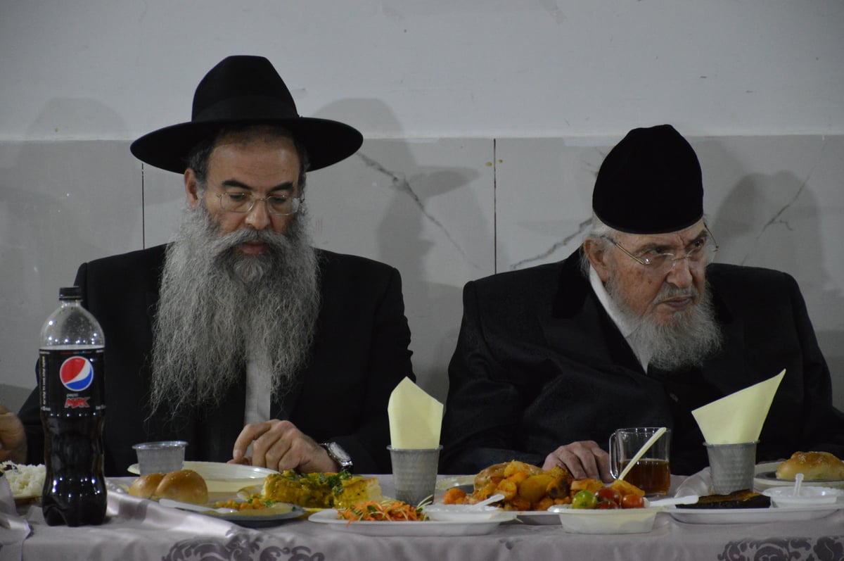 הגרב"מ אזרחי הדליק נרות והשתתף במסיבת חנוכה