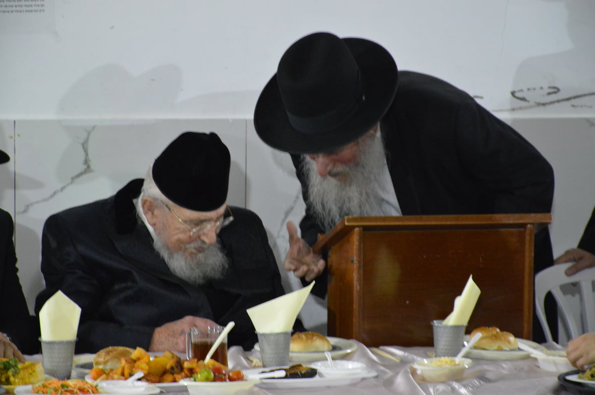 הגרב"מ אזרחי הדליק נרות והשתתף במסיבת חנוכה