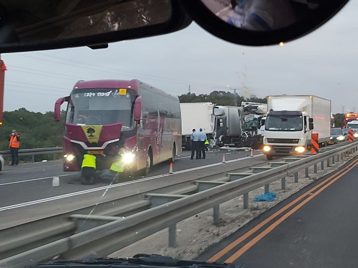 כביש החוף: 2 משאיות התנגשו במשאית ואוטובוס