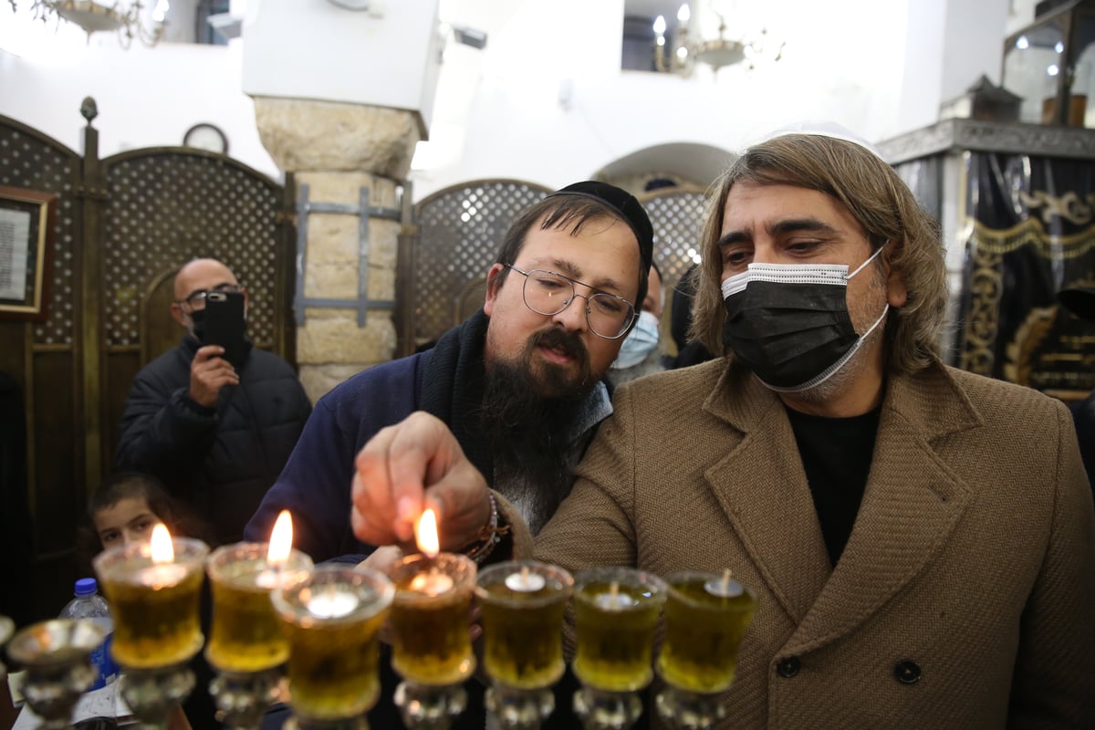 כך הדליקו את הנר השישי של חנוכה - במירון