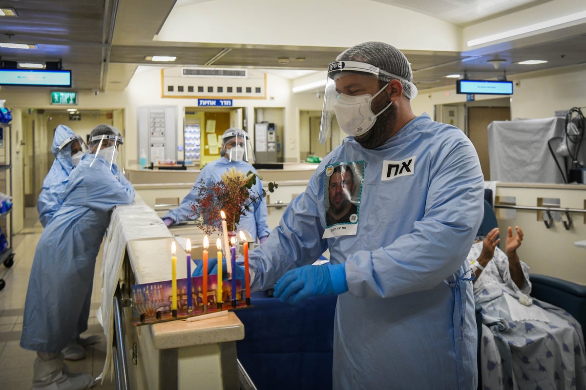 תיעוד: הדלקת נרות חנוכה במחלקת הקורונה ב'איכילוב'