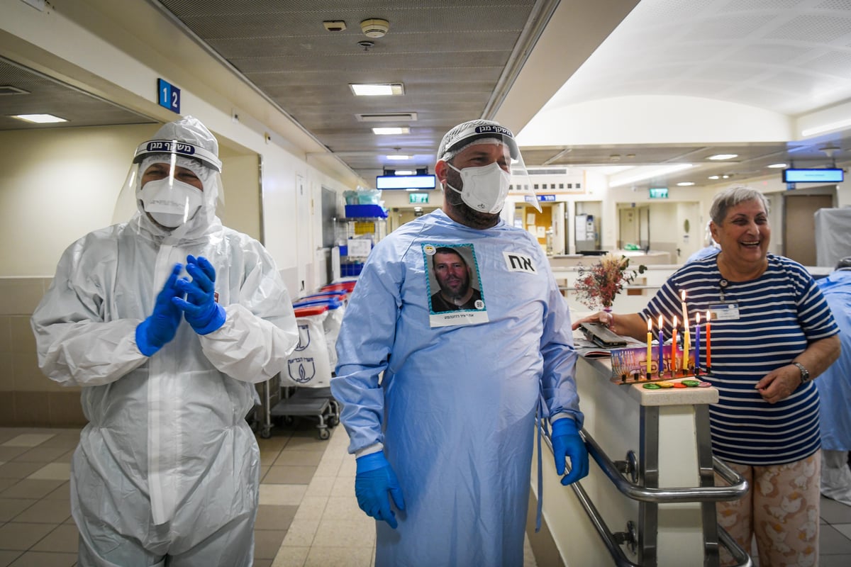 תיעוד: הדלקת נרות חנוכה במחלקת הקורונה ב'איכילוב'