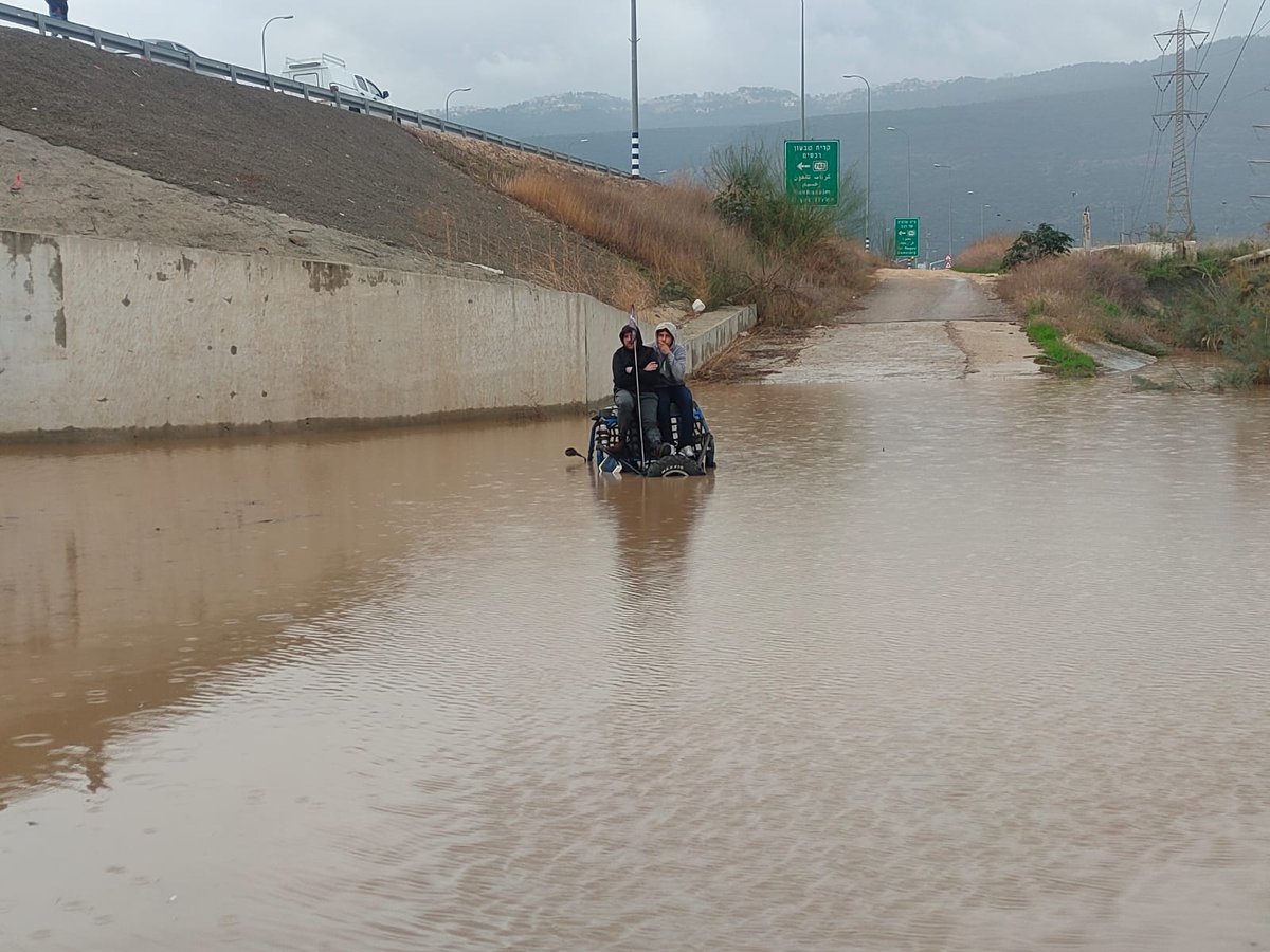 רכב השטח שקע במי הנחל שהוצף בתוך שניות