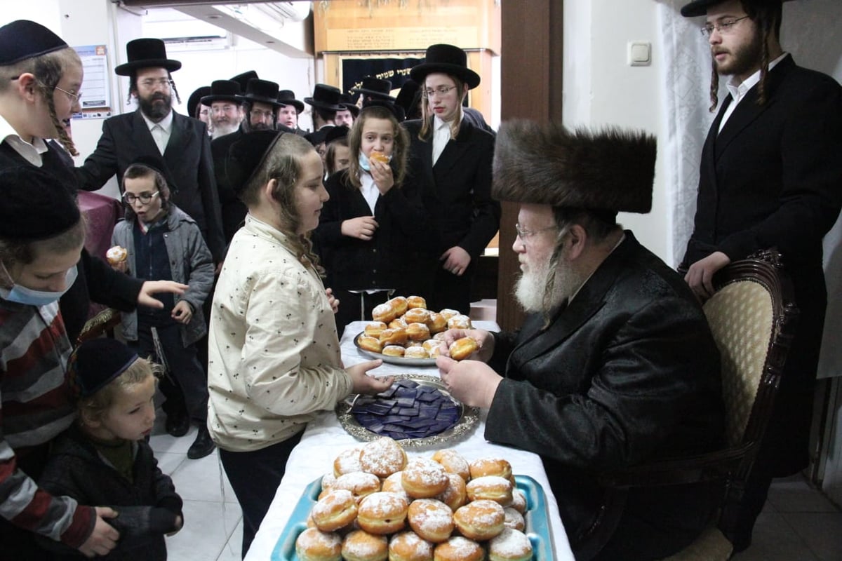 האדמו"ר מביאלה פשיסחא - אשדוד חילק מעות חנוכה וסופגניות