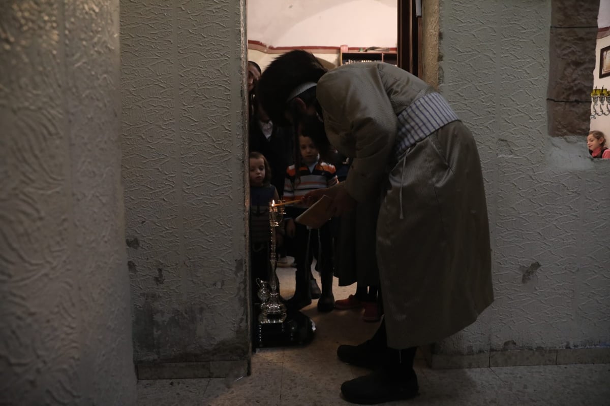 נר שמיני: כך הדליקו חנוכיות במאה שערים