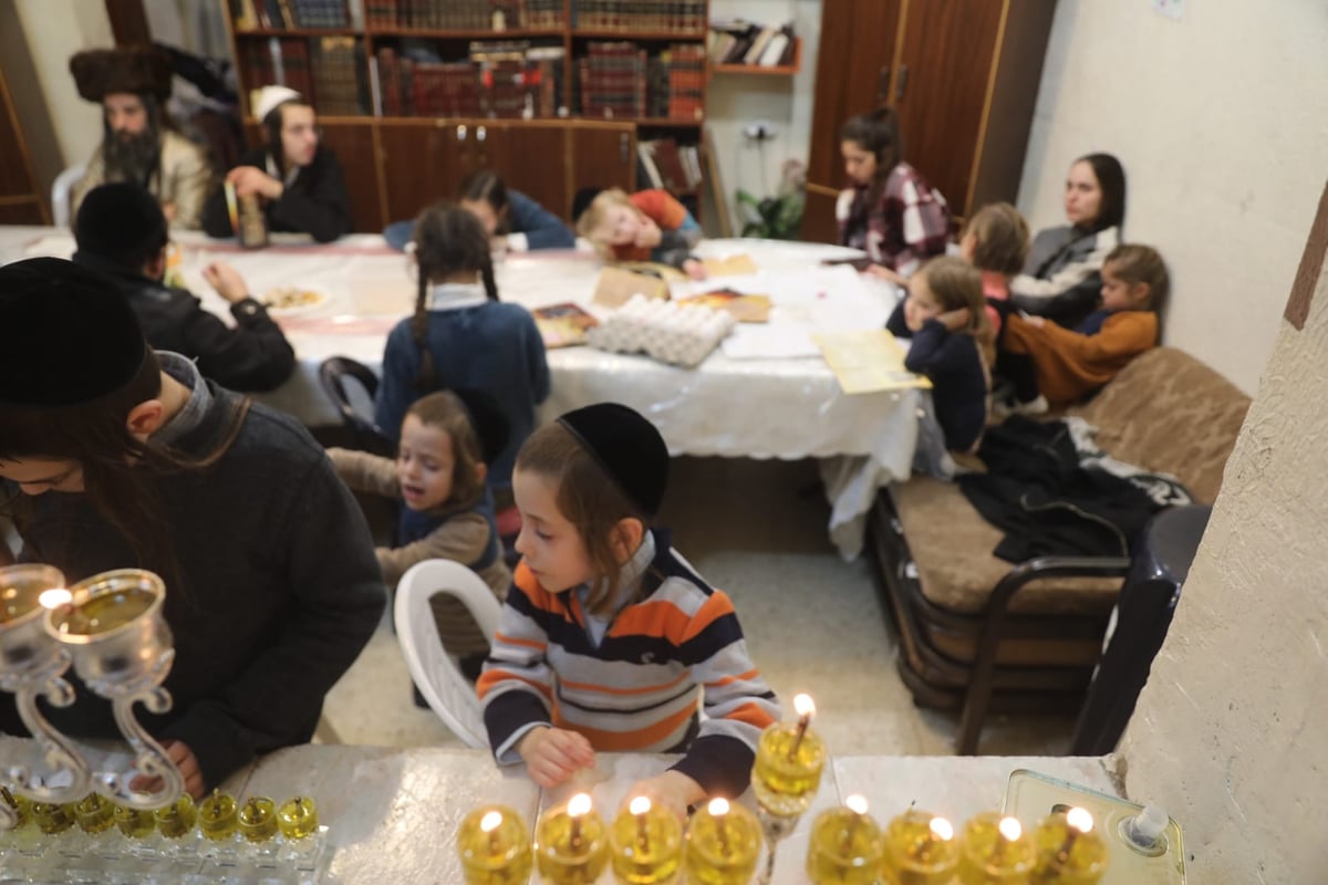 נר שמיני: כך הדליקו חנוכיות במאה שערים