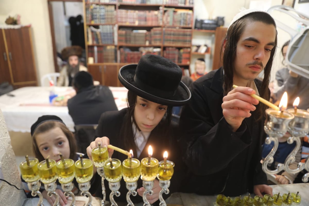 נר שמיני: כך הדליקו חנוכיות במאה שערים