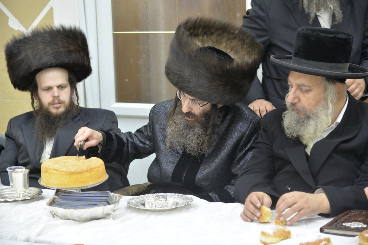 בהשתתפות האדמו"רים: הרבי מקליוולנד הדליק נרות חנוכה