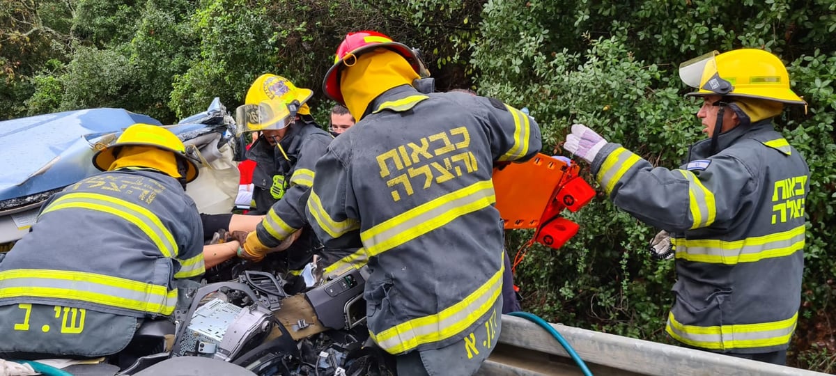 הרכב נמעך מתחת למשאית; אישה במצב קשה