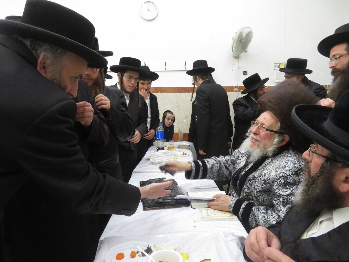 האדמו"ר מסטראפקוב הדליק בביתו וערך 'טיש' בבית המדרש