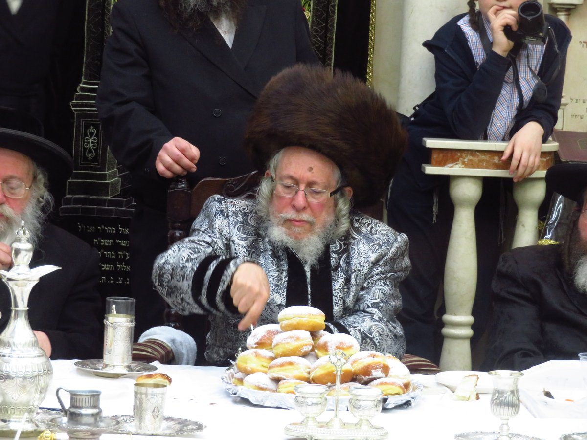 האדמו"ר מסטראפקוב הדליק בביתו וערך 'טיש' בבית המדרש