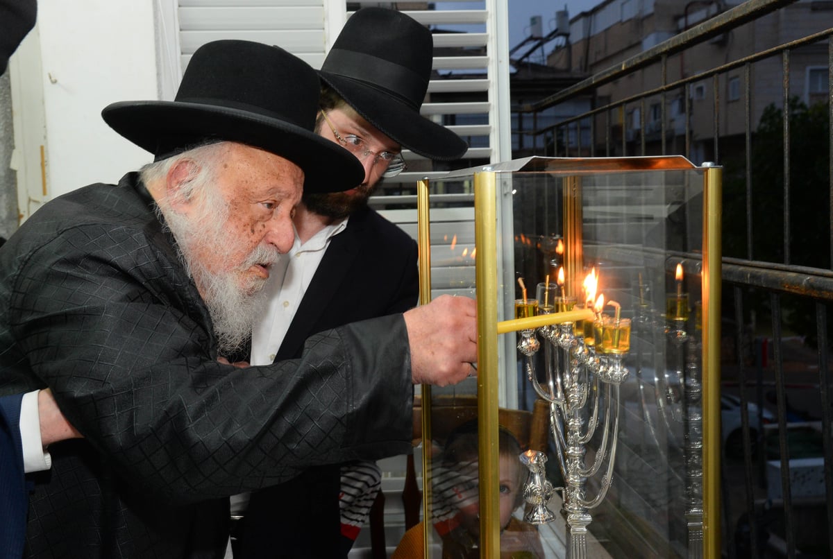 מברך ושר: הגרב"ד פוברסקי בהדלקת נרות חנוכה