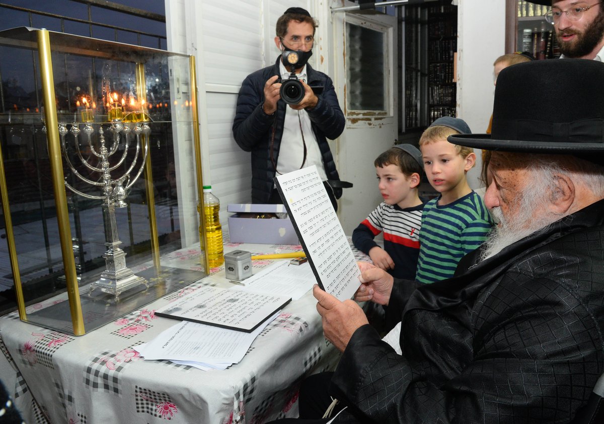 מברך ושר: הגרב"ד פוברסקי בהדלקת נרות חנוכה