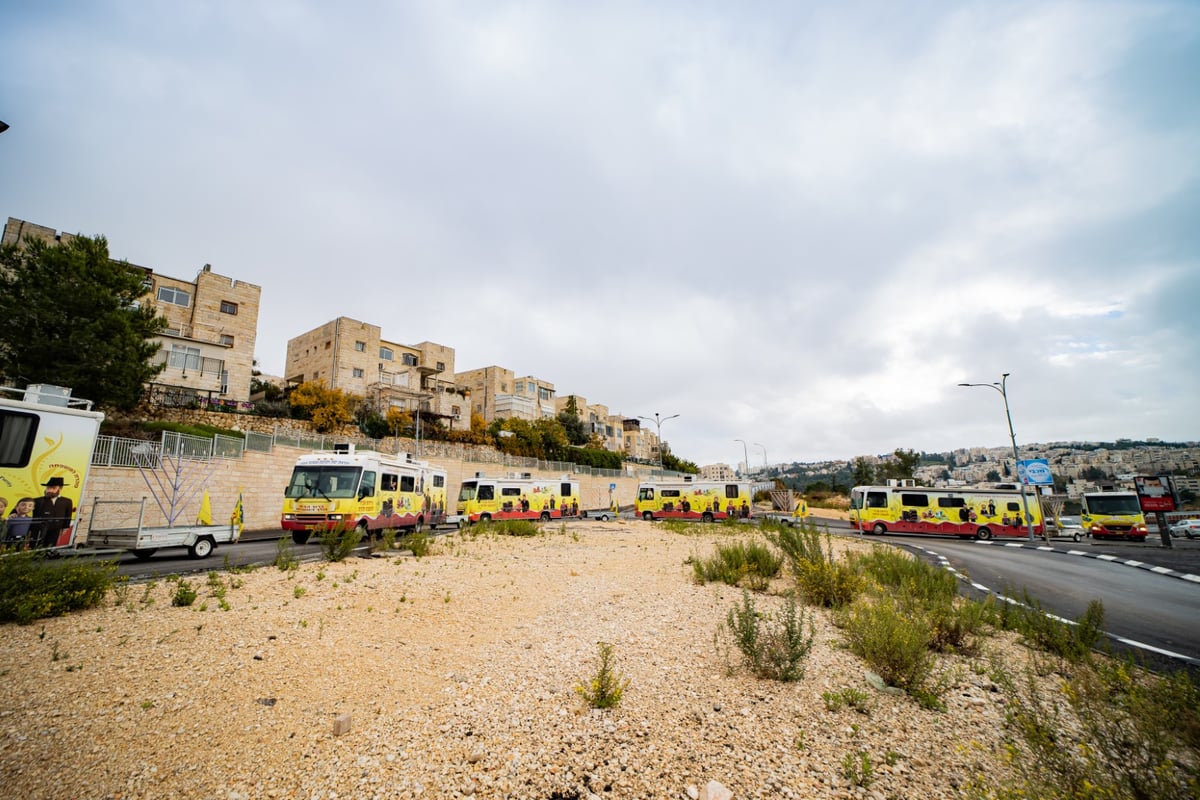 צפו: שיירת הטנקים של חב"ד מסביב לארץ