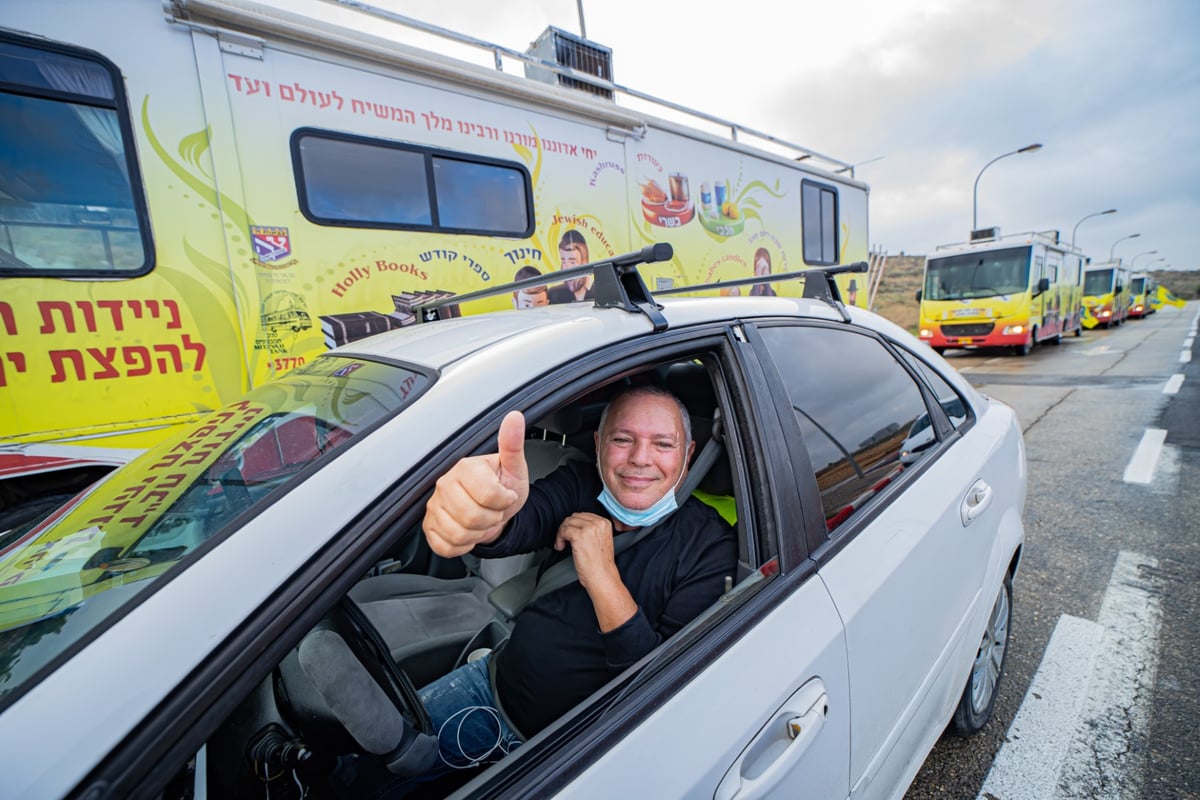 צפו: שיירת הטנקים של חב"ד מסביב לארץ