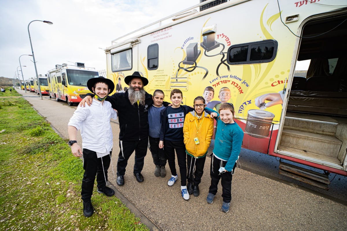 צפו: שיירת הטנקים של חב"ד מסביב לארץ