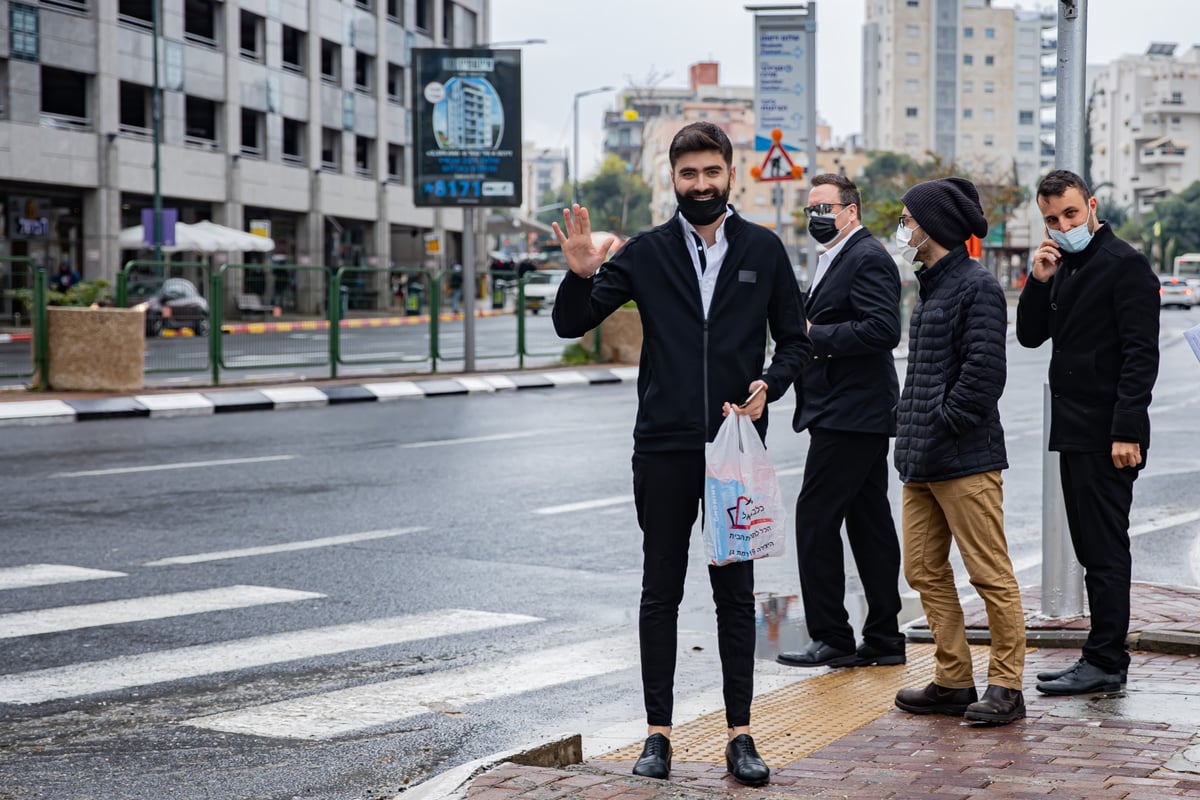 צפו: שיירת הטנקים של חב"ד מסביב לארץ