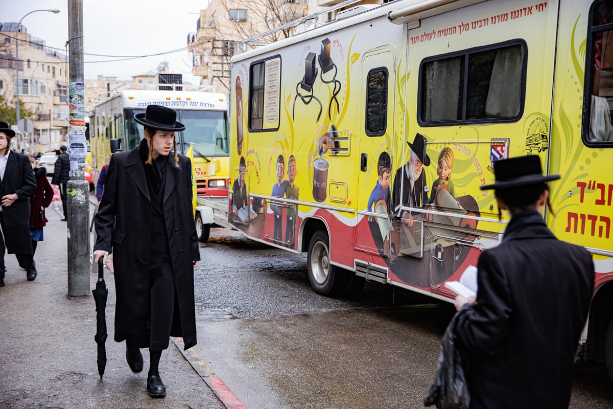 צפו: שיירת הטנקים של חב"ד מסביב לארץ