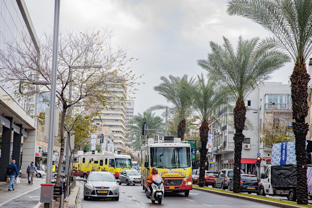 צפו: שיירת הטנקים של חב"ד מסביב לארץ