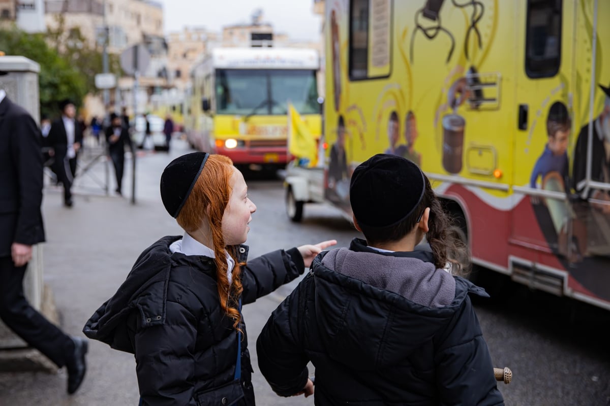 צפו: שיירת הטנקים של חב"ד מסביב לארץ