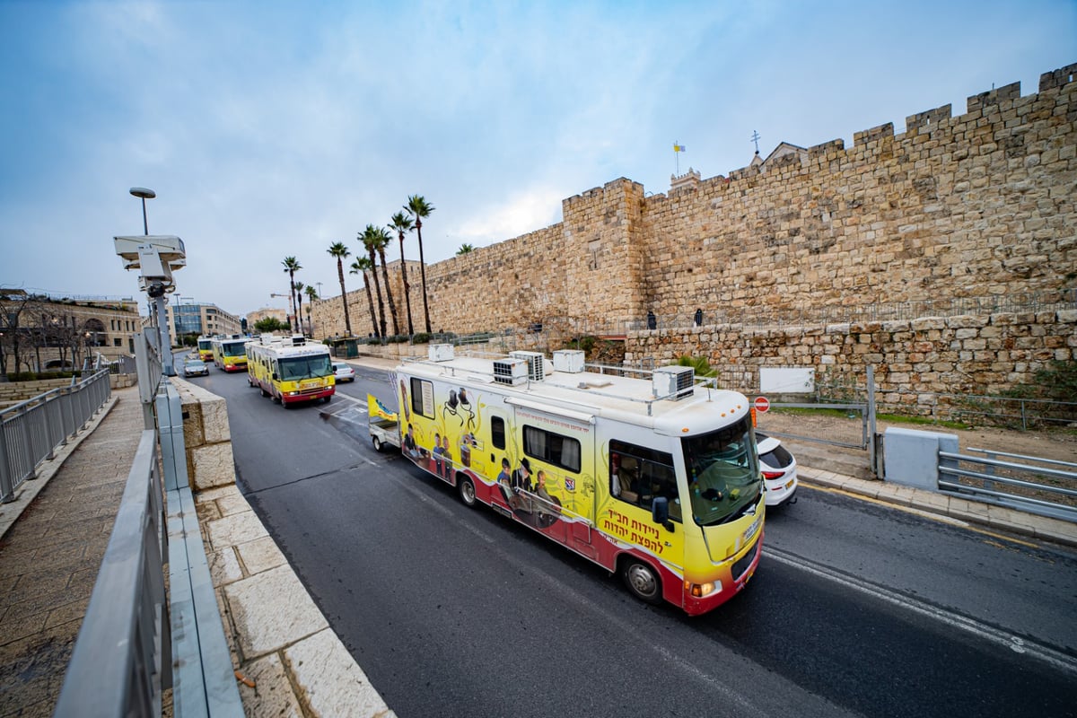 צפו: שיירת הטנקים של חב"ד מסביב לארץ