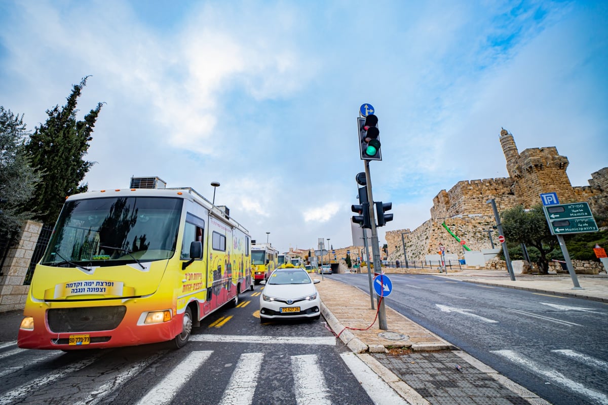 צפו: שיירת הטנקים של חב"ד מסביב לארץ