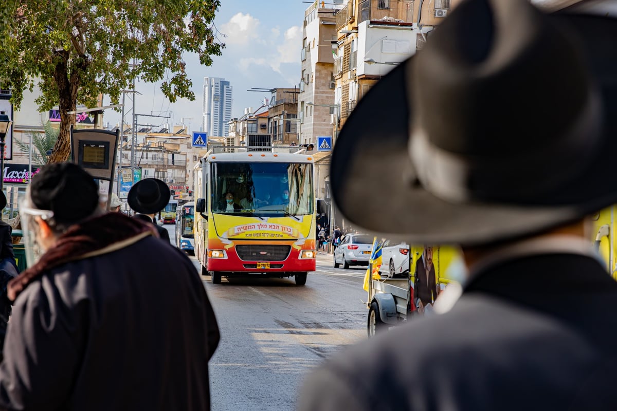 צפו: שיירת הטנקים של חב"ד מסביב לארץ