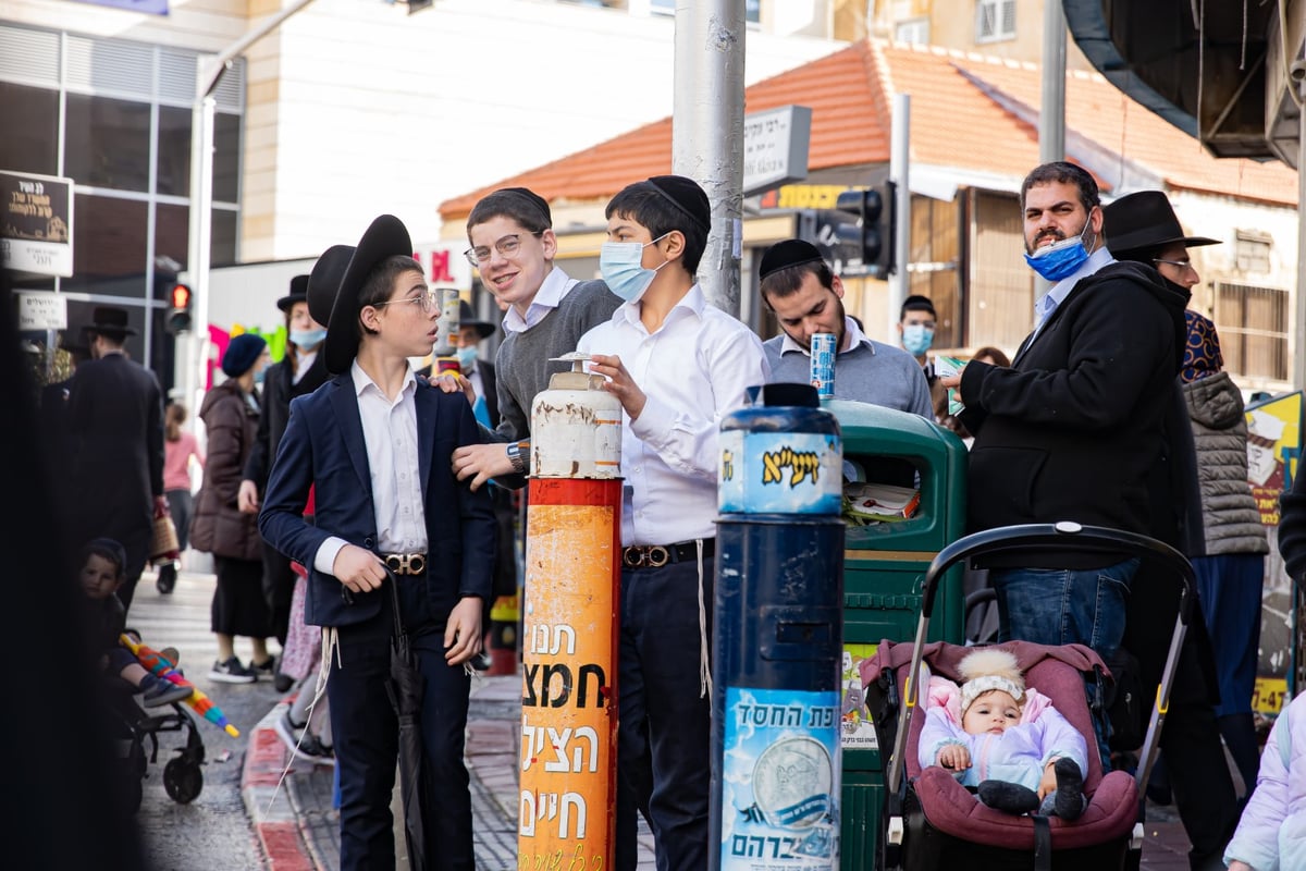 צפו: שיירת הטנקים של חב"ד מסביב לארץ