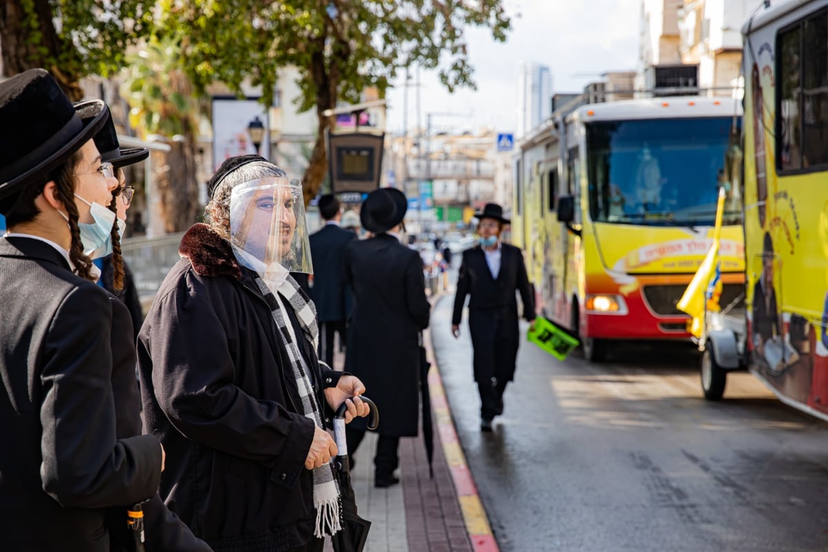 צפו: שיירת הטנקים של חב"ד מסביב לארץ