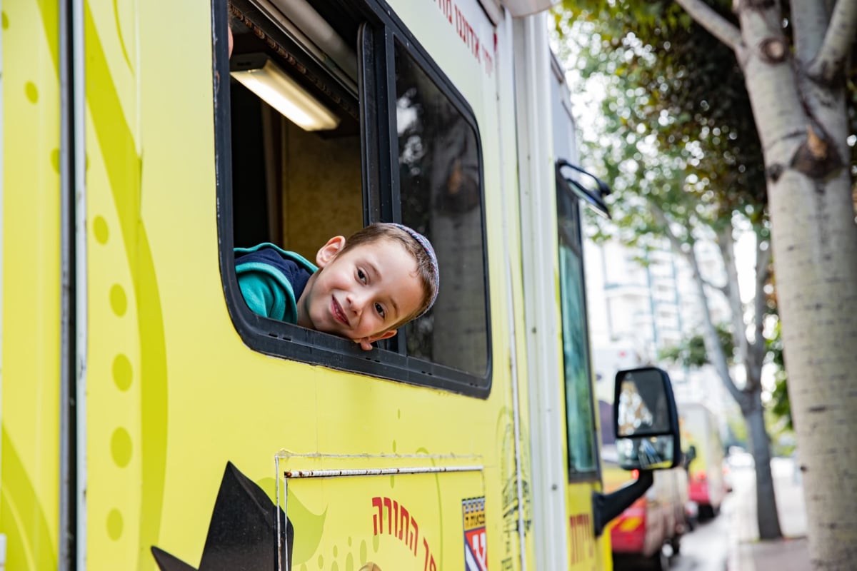 צפו: שיירת הטנקים של חב"ד מסביב לארץ