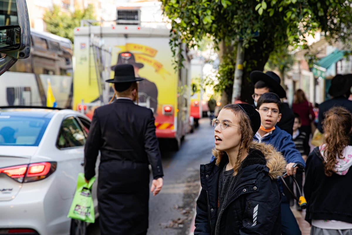 צפו: שיירת הטנקים של חב"ד מסביב לארץ