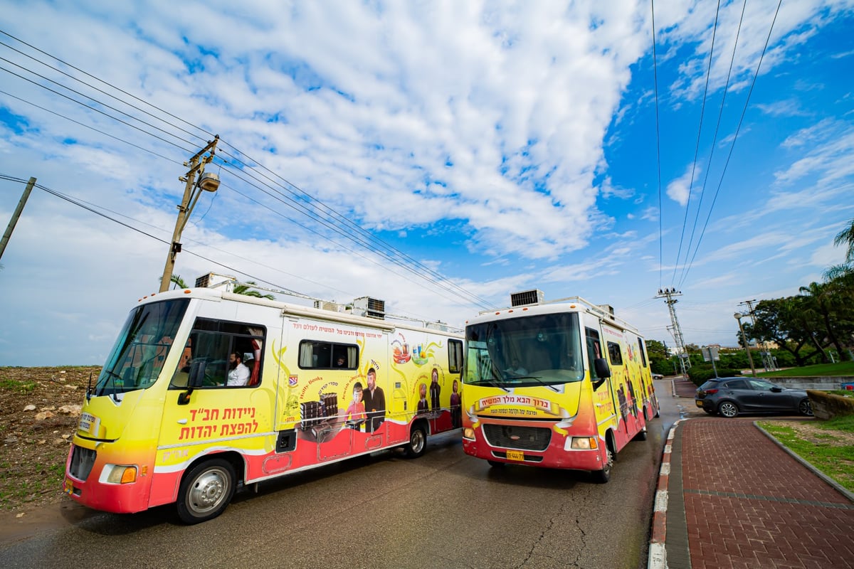 צפו: שיירת הטנקים של חב"ד מסביב לארץ