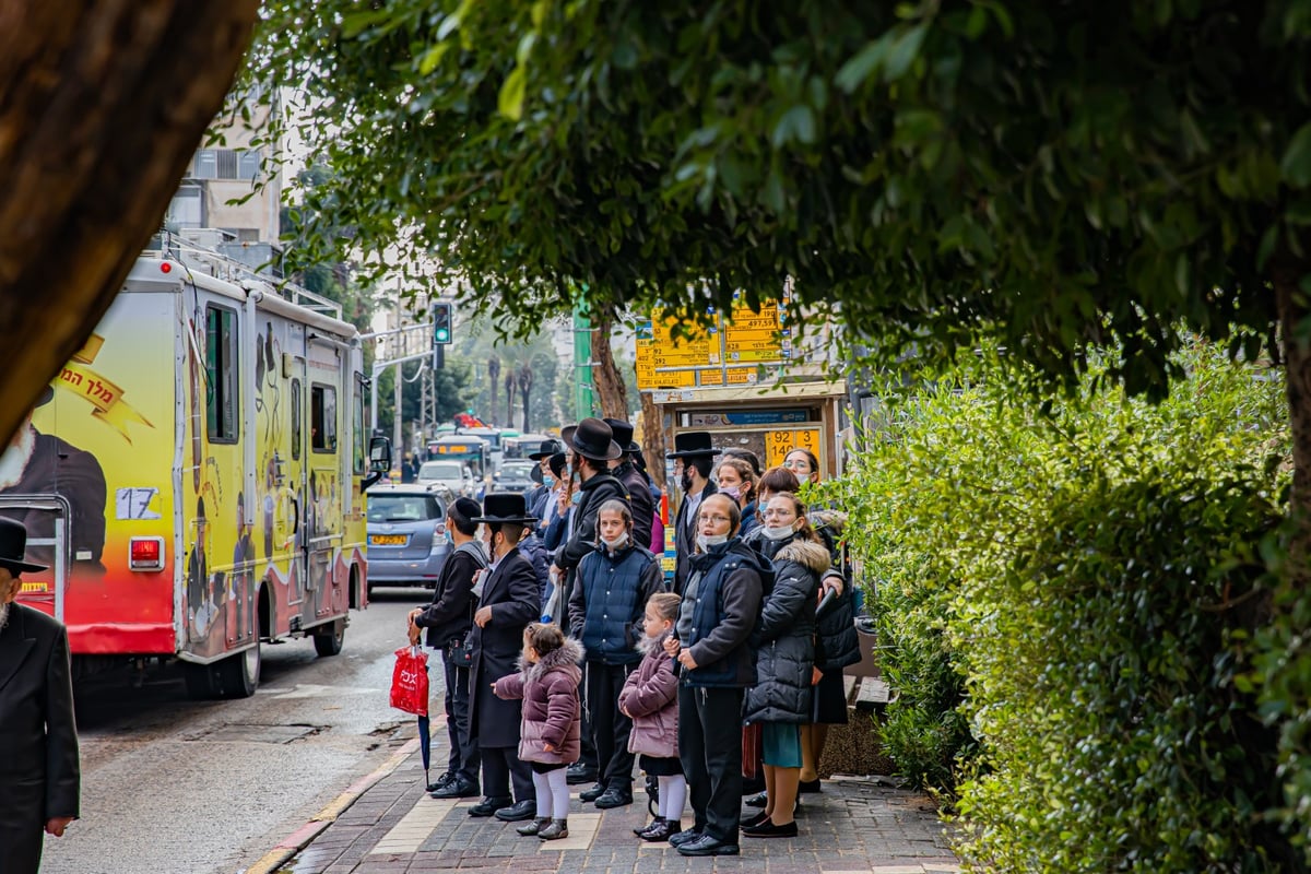 צפו: שיירת הטנקים של חב"ד מסביב לארץ