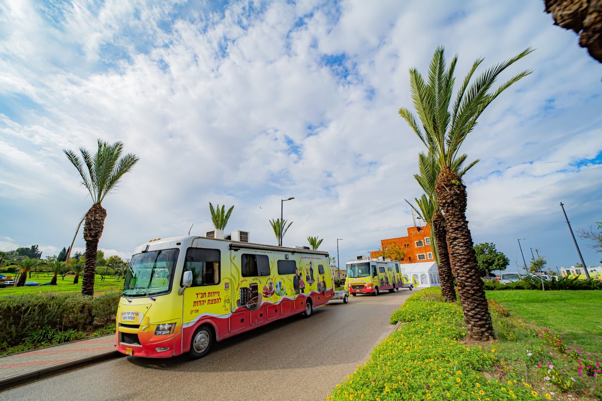 צפו: שיירת הטנקים של חב"ד מסביב לארץ