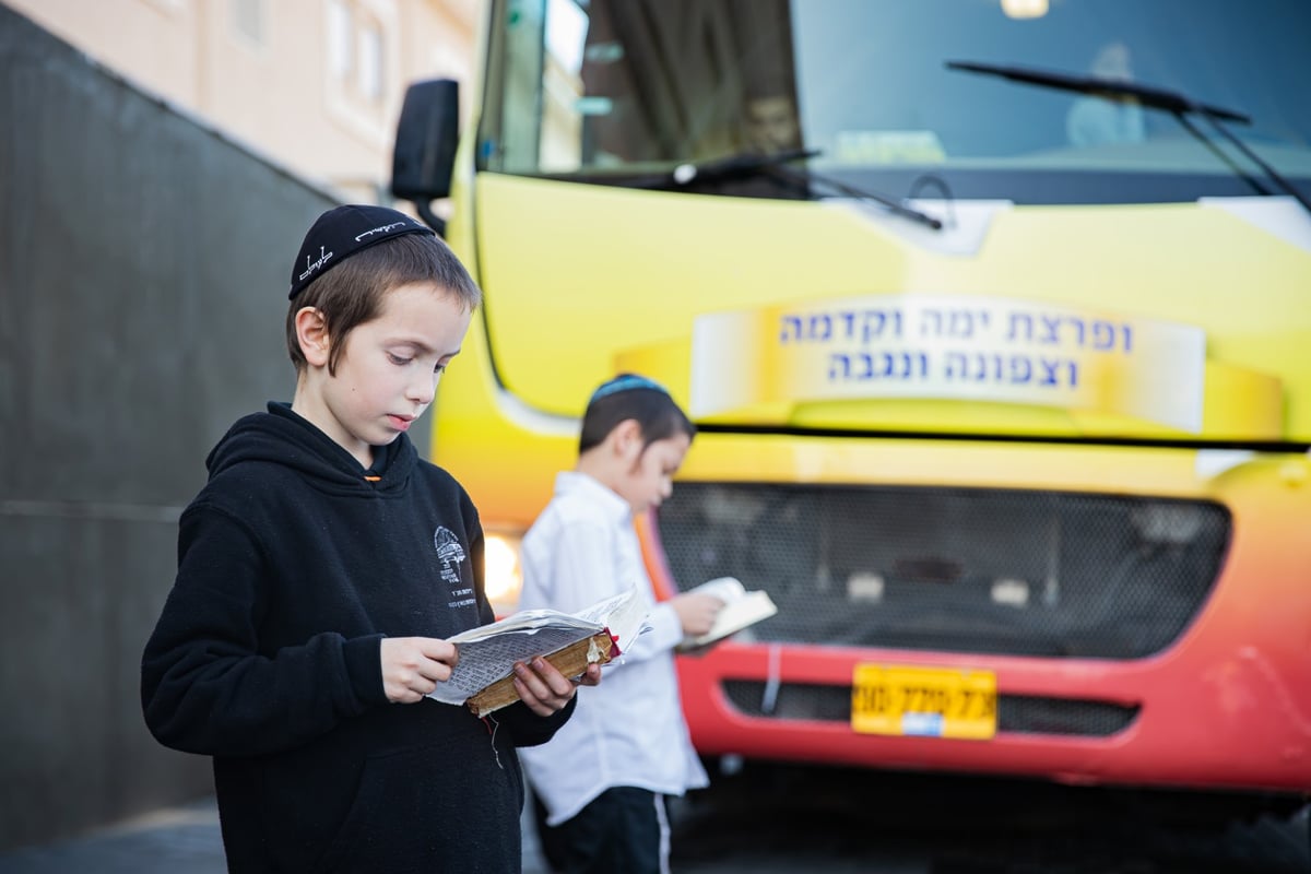 צפו: שיירת הטנקים של חב"ד מסביב לארץ