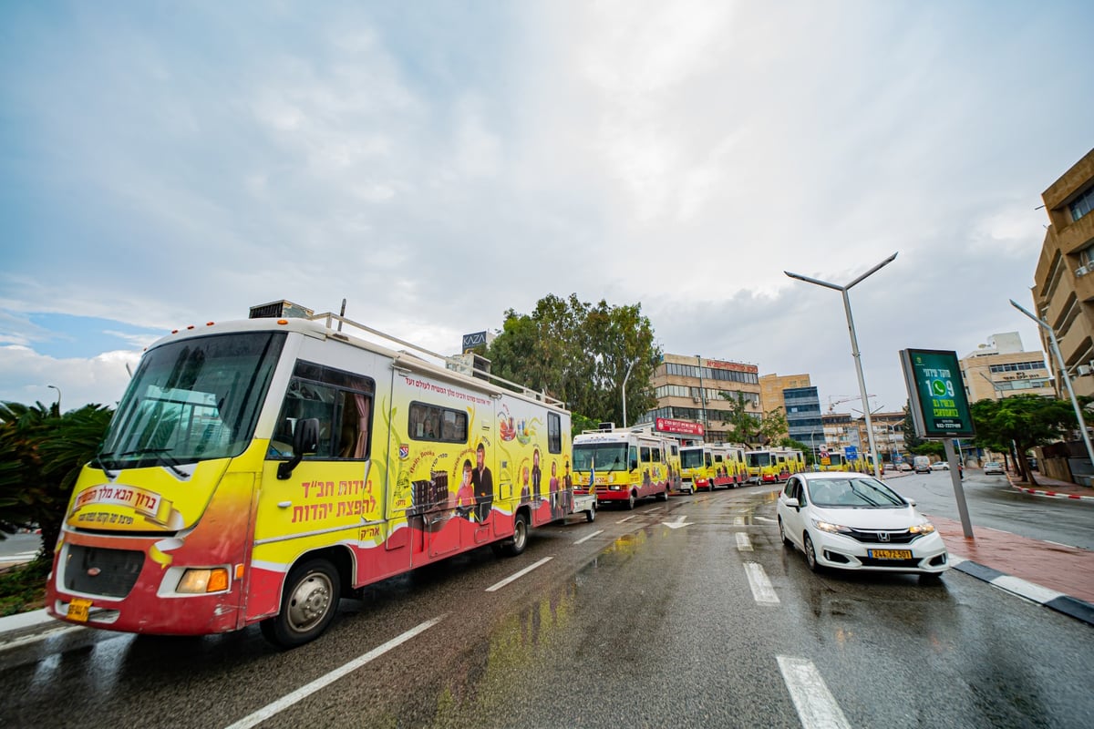 צפו: שיירת הטנקים של חב"ד מסביב לארץ