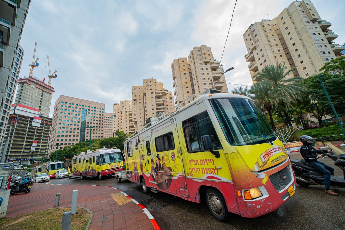 צפו: שיירת הטנקים של חב"ד מסביב לארץ