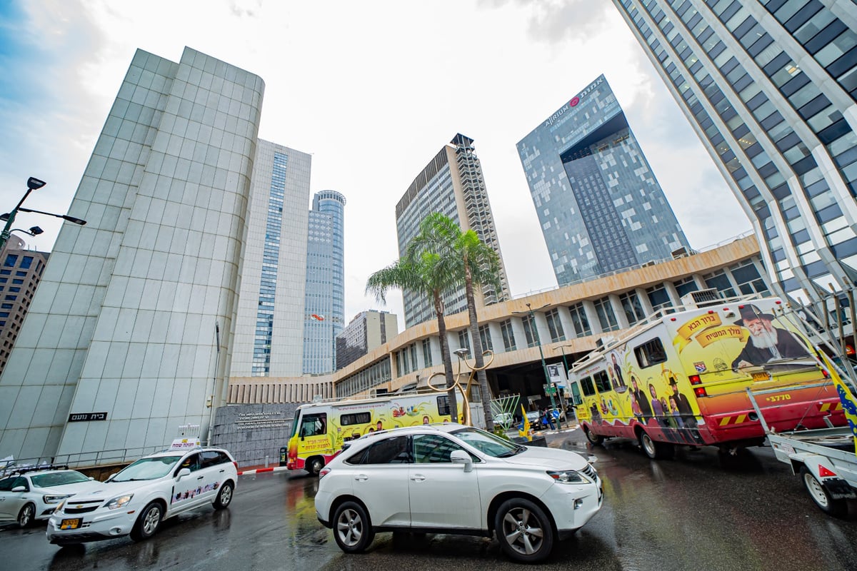 צפו: שיירת הטנקים של חב"ד מסביב לארץ