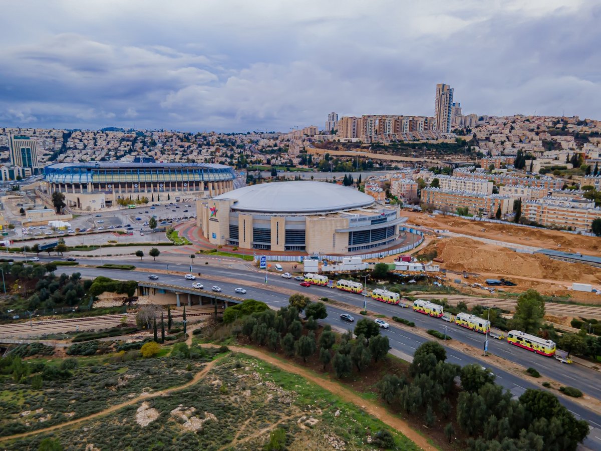 צפו: שיירת הטנקים של חב"ד מסביב לארץ