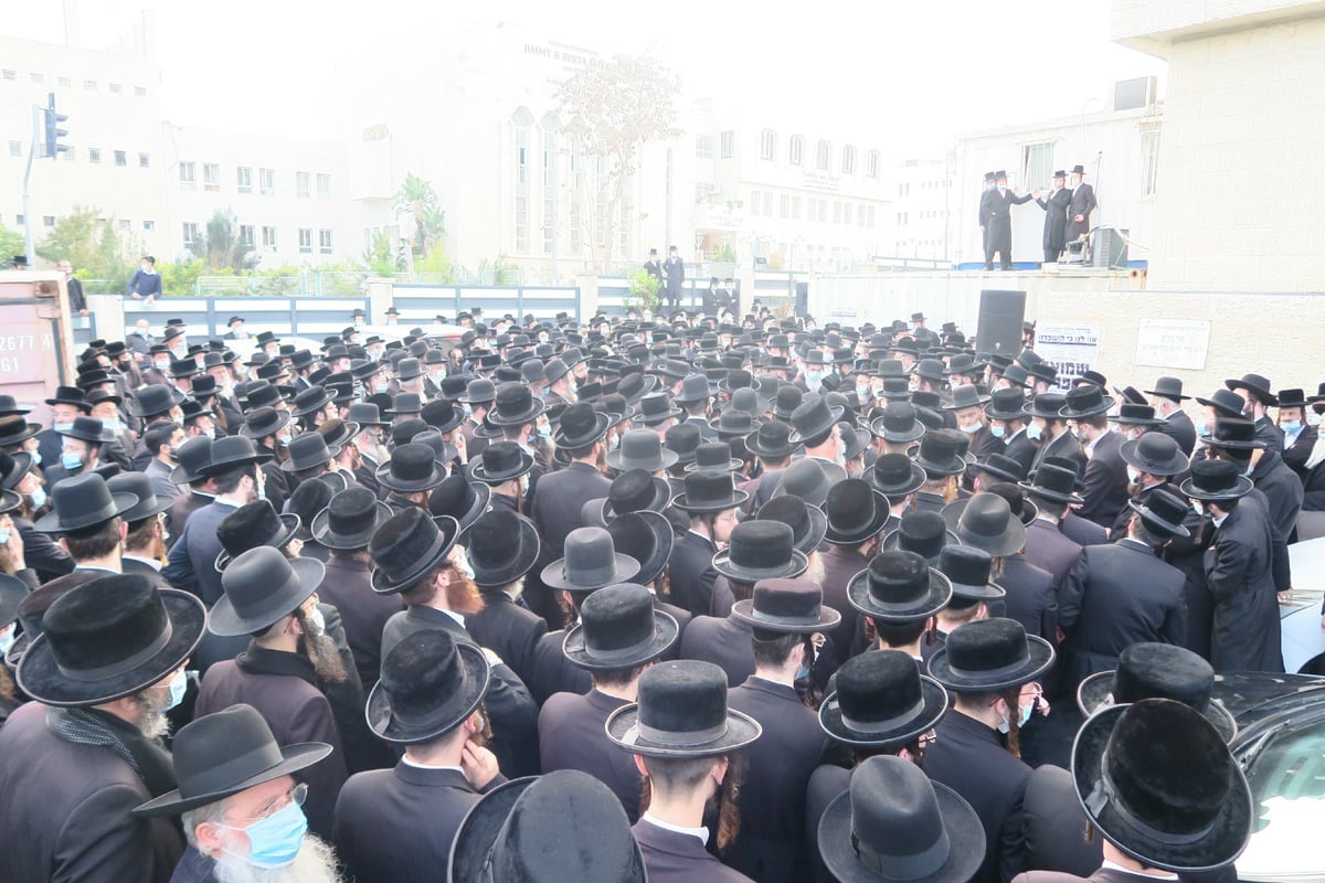 מאות ליוו למנוחות את איש החסד הרה"ח רבי שמואל גוטפריד ז"ל