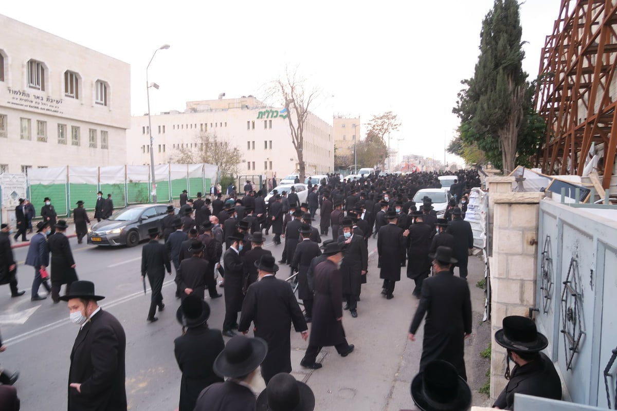 מאות ליוו למנוחות את איש החסד הרה"ח רבי שמואל גוטפריד ז"ל