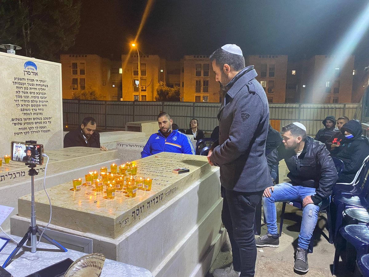 הזמר עידן יניב התפלל בציון של מרן פוסק הדור