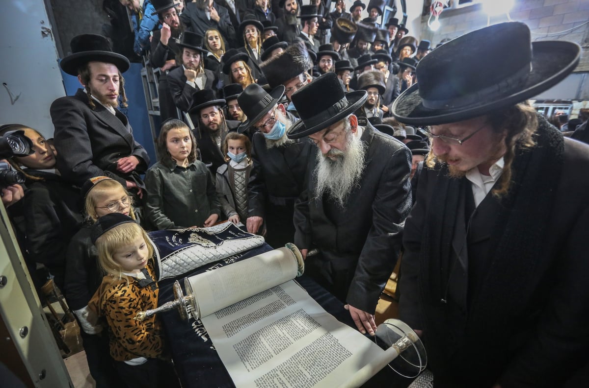 צפת: ה'לעלובערס'  חגגו הכנסת ספר תורה